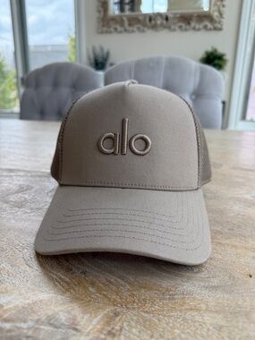 Alo District Trucker Hat (Gravel)